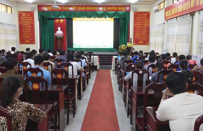 Mỹ Tú: Bồi dưỡng chính trị cho Đảng viên mới  